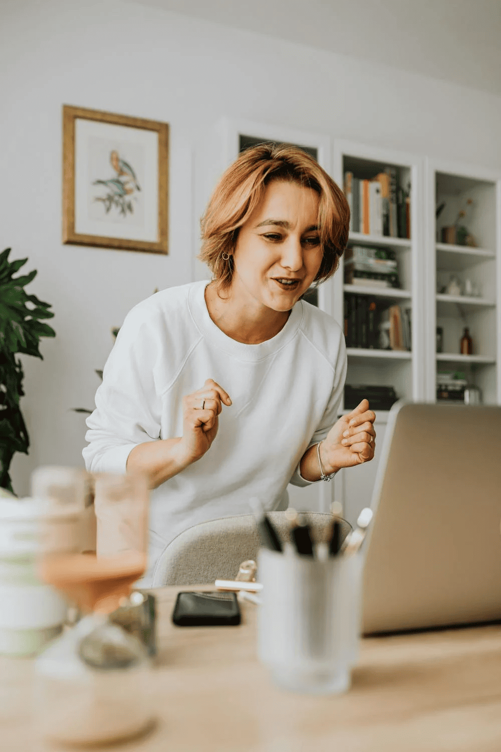 Une femme parle devant son ordinateur