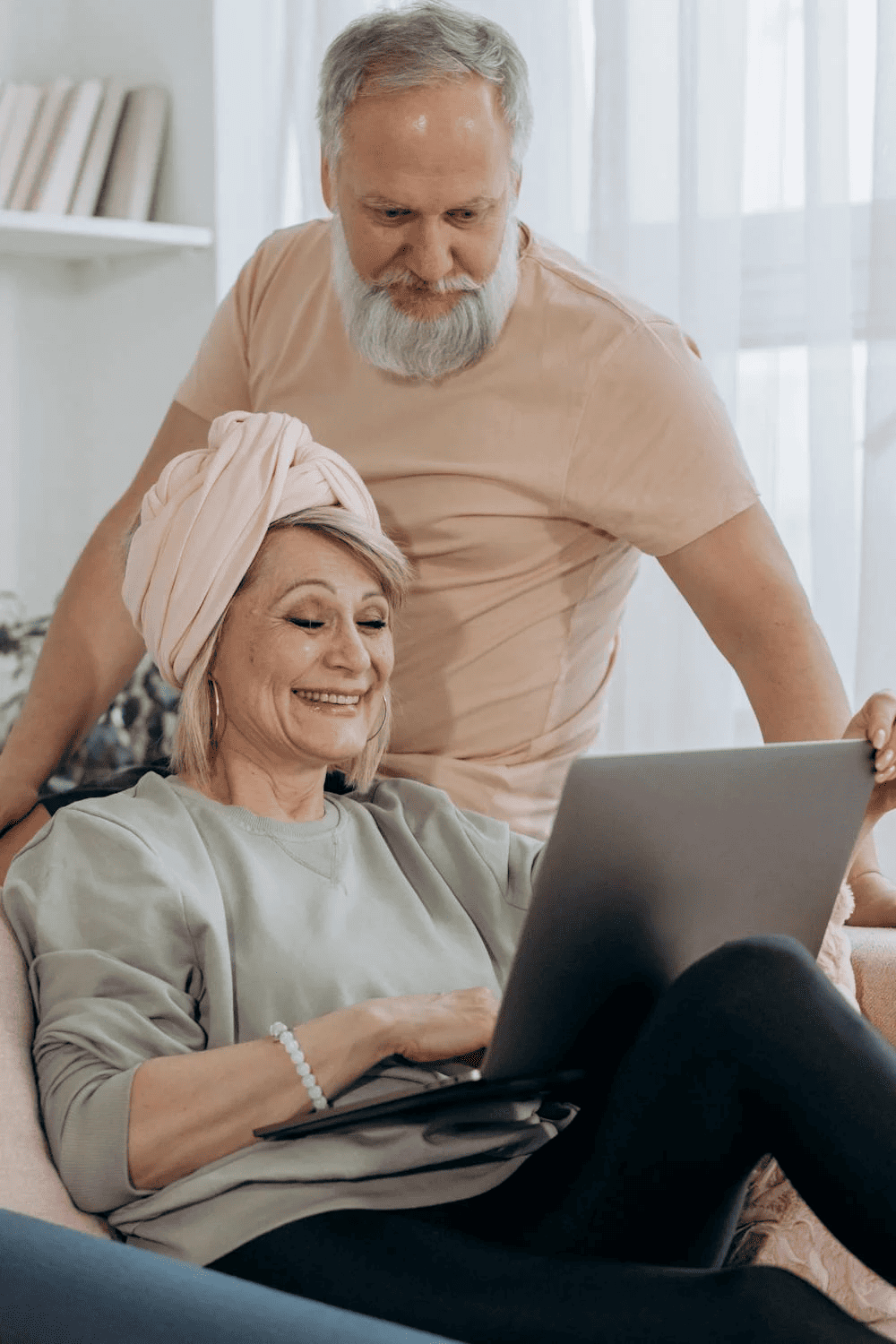 Une femme et un homme sont devant un ordinateur